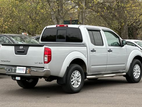 Used 2018 Nissan Frontier SV image 2