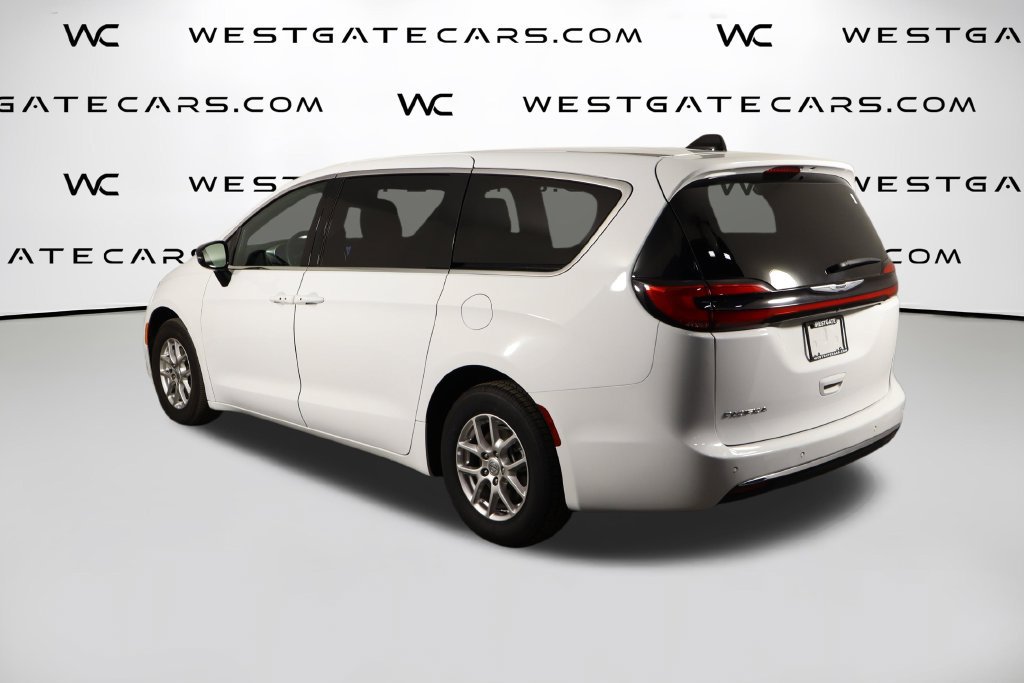 Used 2025 Chrysler Pacifica Select FWD image 45