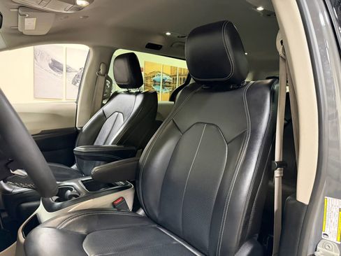 Used 2023 Chrysler Pacifica Touring-L FWD image 44