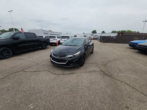 Used 2017 Chevrolet Cruze LT w/ Convenience Package FWD image 3