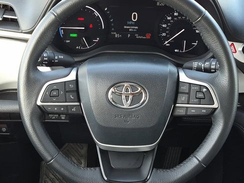 Used 2025 Toyota Sienna XLE FWD image 25