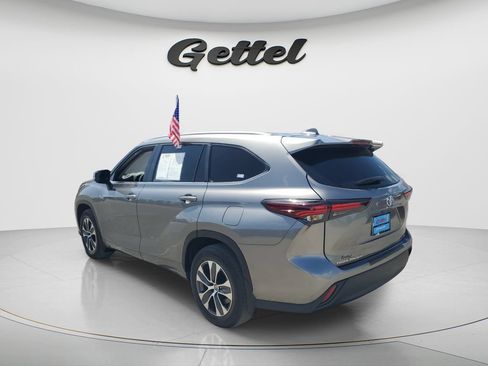 Used 2025 Toyota Highlander XLE FWD image 7