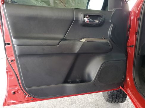 Used 2018 Toyota Tacoma TRD Off-Road AWD/4WD image 15
