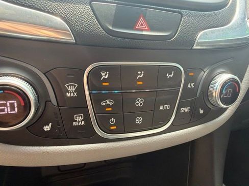 Used 2018 Chevrolet Equinox LT w/ Sun & Infotainment Package AWD/4WD image 32