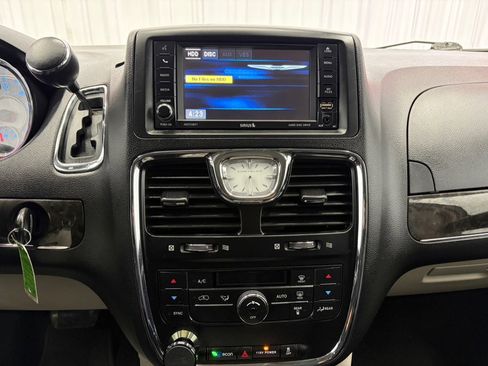 Used 2016 Chrysler Town & Country Touring FWD image 28
