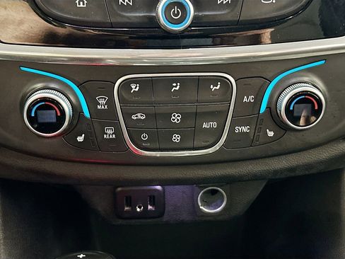 Used 2019 Chevrolet Traverse LT image 16