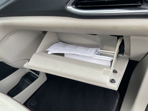 Used 2020 Chrysler Pacifica Limited image 34