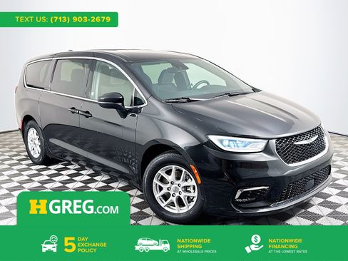 Used 2023 Chrysler Pacifica Touring FWD image 1
