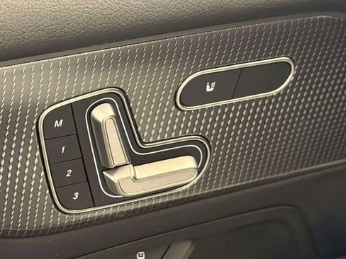 Certified 2022 Mercedes-Benz GLB 250 4MATIC image 17