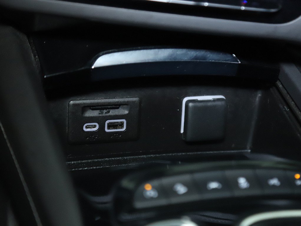 Used 2022 Buick Envision Avenir w/ Technology Package II AWD/4WD image 29