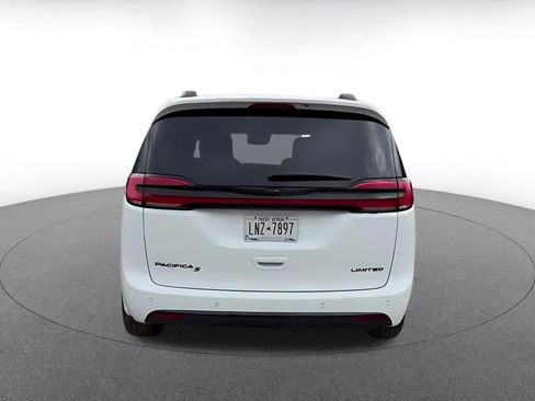 Used 2025 Chrysler Pacifica Limited image 12