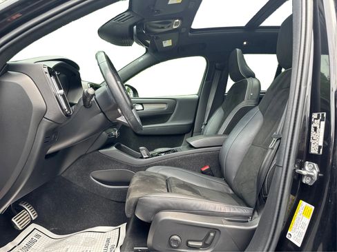 Used 2021 Volvo XC40 T5 R-Design w/ Climate Package image 11
