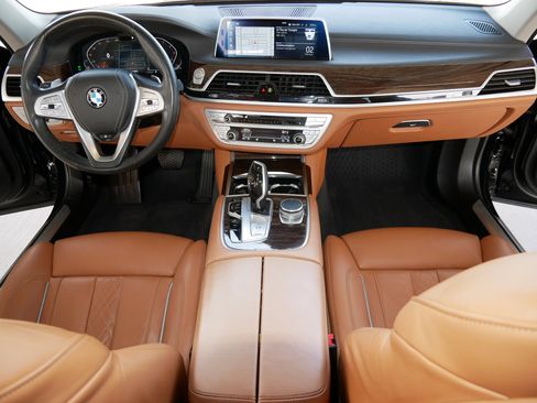 Used 2020 BMW 740i w/ Premium Package image 29