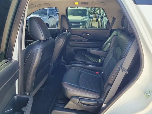 Used 2023 Nissan Pathfinder Platinum AWD/4WD image 11