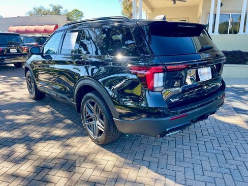 Used 2025 Ford Explorer ST-Line w/ ST-Line Street Pack image 3