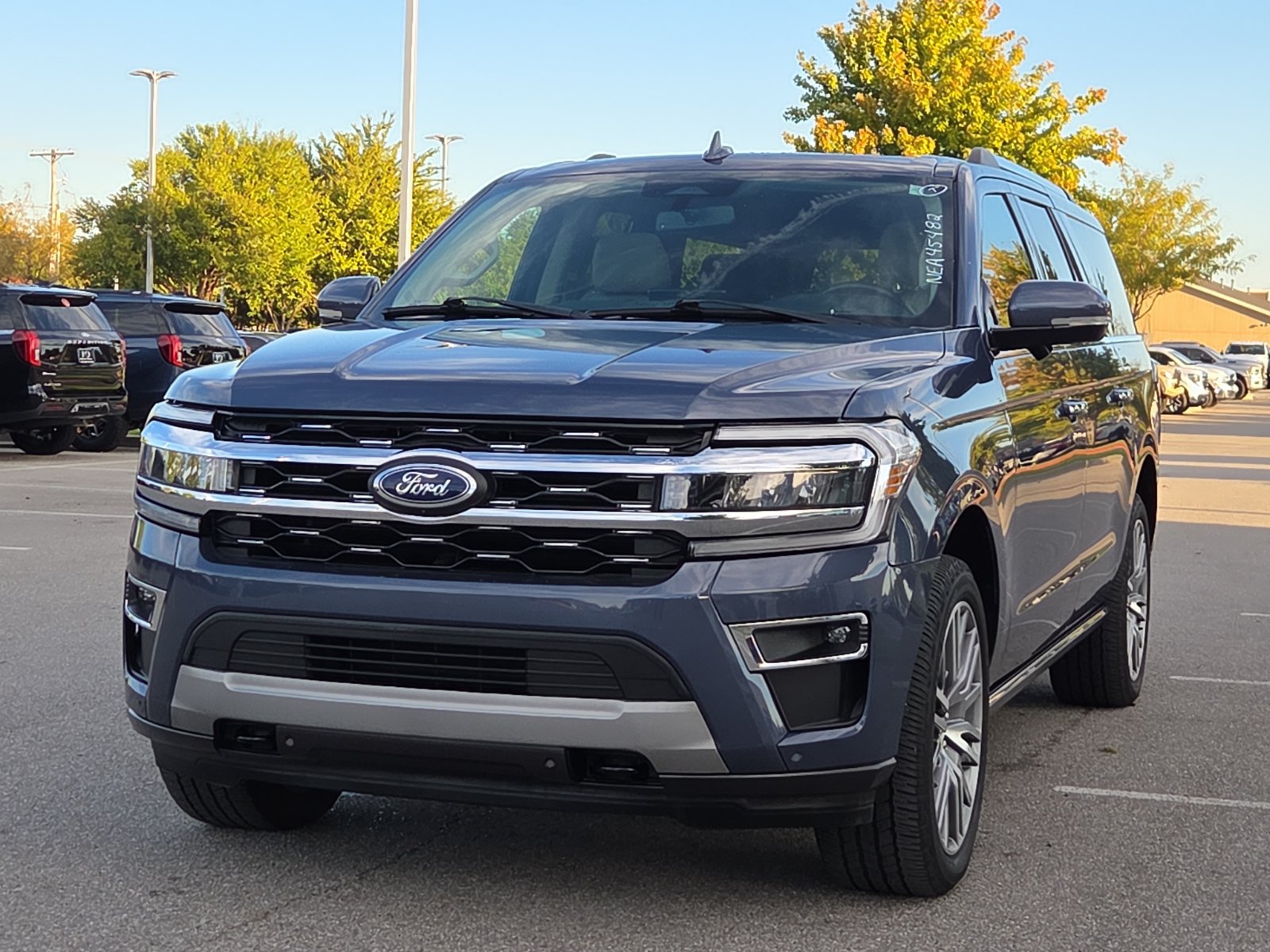Used 2022 Ford Expedition Max Limited AWD/4WD image 2