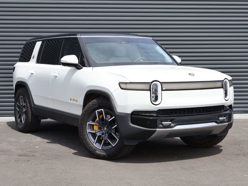 Used 2023 Rivian R1S Launch Edition image 3