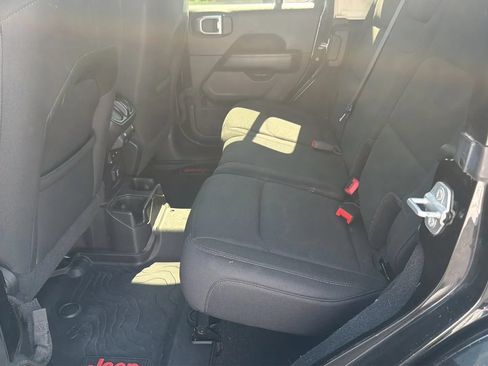 Used 2019 Jeep Wrangler Unlimited Sahara AWD/4WD image 10