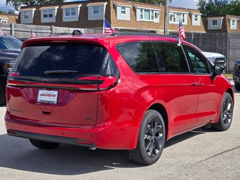 New 2026 Chrysler Pacifica Select w/ S Appearance Package image 9