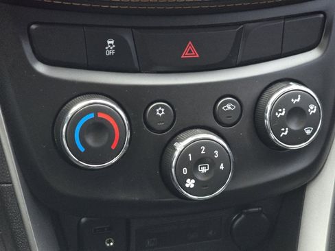 Used 2020 Chevrolet Trax LT w/ LT Convenience Package image 16