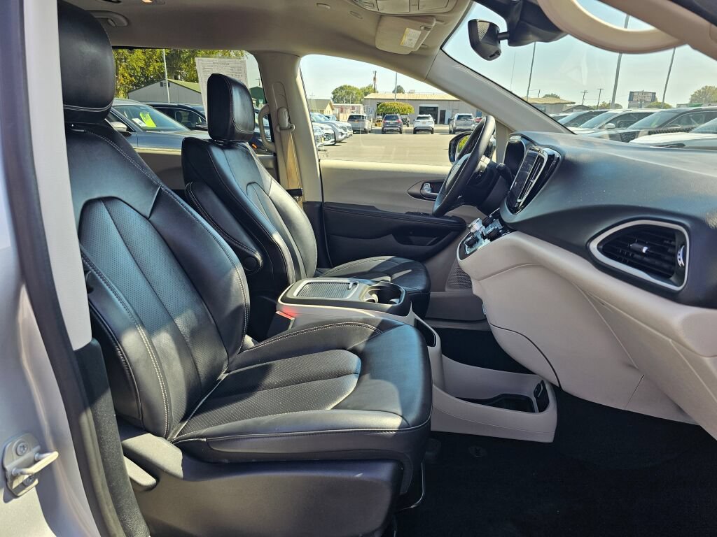 Used 2024 Chrysler Pacifica Touring-L FWD image 15