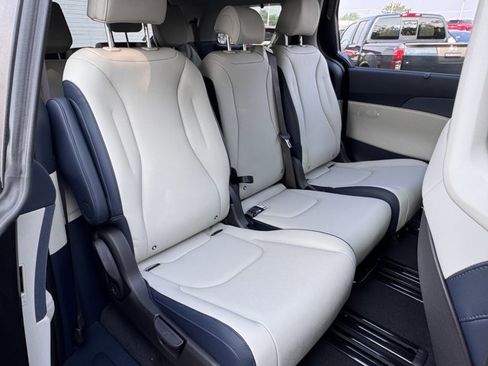 New 2026 Kia Carnival EX image 30