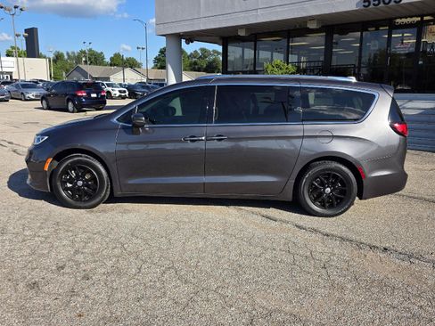 Used 2021 Chrysler Pacifica Touring-L FWD image 8