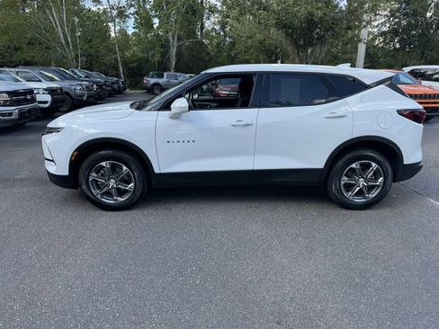 Used 2025 Chevrolet Blazer LT FWD image 2