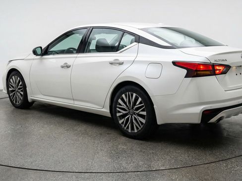 Used 2025 Nissan Altima 2.5 SV FWD image 6