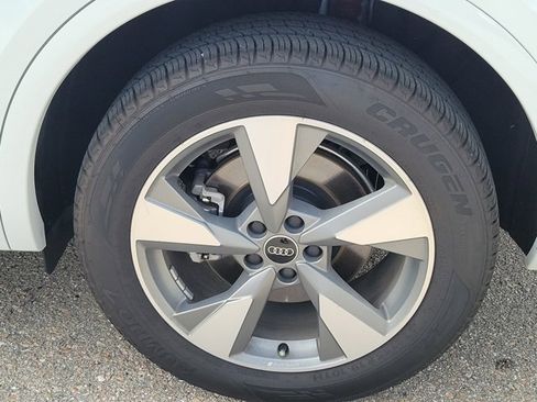 Certified 2025 Audi Q5 2.0T Premium Plus image 10