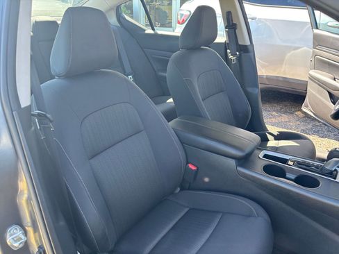 Used 2025 Nissan Altima 2.5 SV FWD image 36