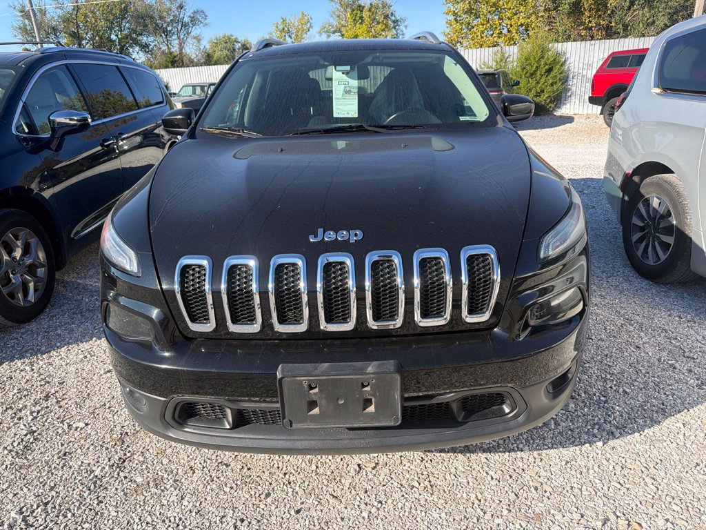 Used 2017 Jeep Cherokee Latitude w/ Cold Weather Group AWD/4WD image 3