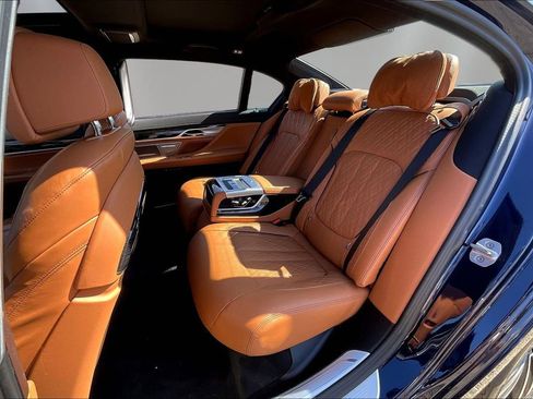 Used 2022 BMW 750i xDrive w/ Luxury Rear Seating Package image 21