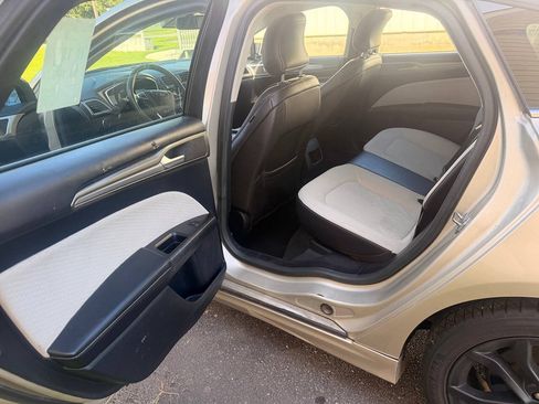 Used 2019 Ford Fusion SE w/ Equipment Group 151A FWD image 10