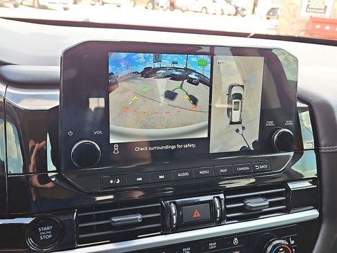 Used 2025 Nissan Pathfinder Platinum image 18