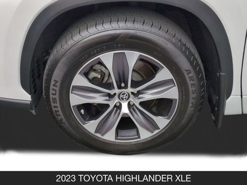 Used 2023 Toyota Highlander XLE FWD image 11