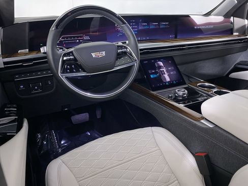 Certified 2025 Cadillac Escalade ESV Sport Platinum image 2