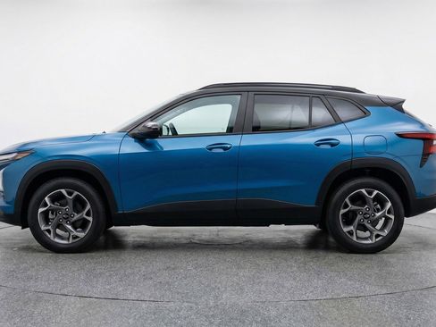 Used 2025 Chevrolet Trax LT w/ LT Convenience Package image 5