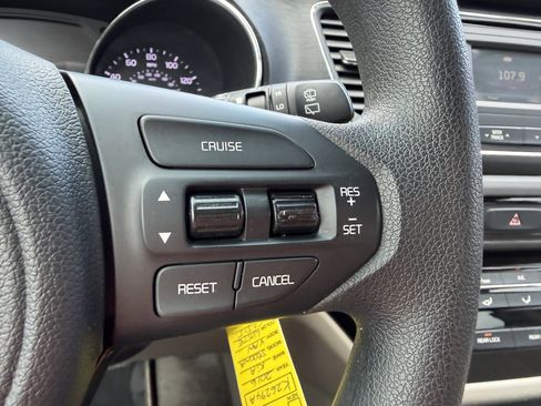 Used 2016 Kia Sedona L image 28