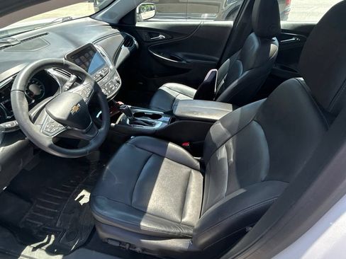 Used 2017 Chevrolet Malibu LT w/ Leather Package FWD image 3