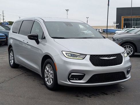New 2026 Chrysler Pacifica Select image 2