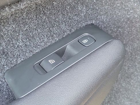 Used 2019 Volvo XC40 T5 R-Design image 18