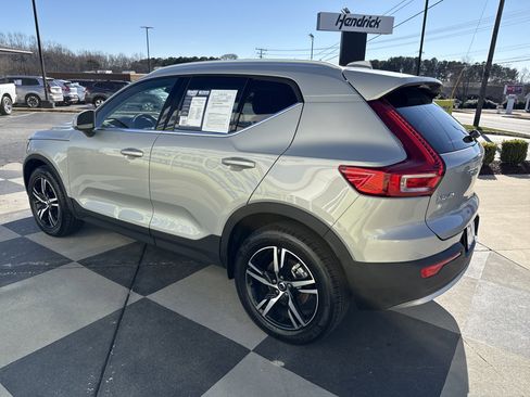 Used 2025 Volvo XC40 B5 Core image 8