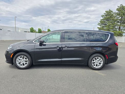 Used 2023 Chrysler Pacifica Touring-L FWD image 3