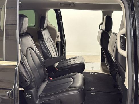 Used 2024 Chrysler Pacifica Touring-L image 18