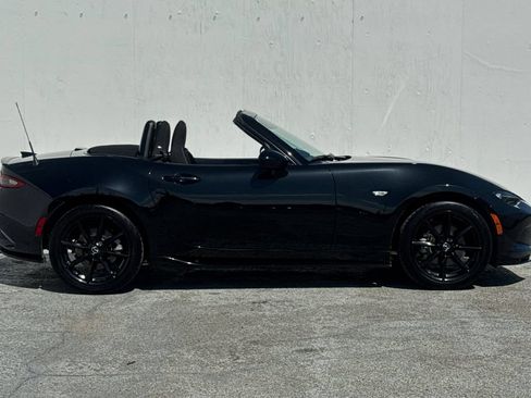 Used 2021 MAZDA MX-5 Miata Club w/ Appearance Package RWD image 2