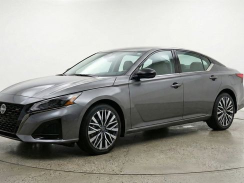 Used 2025 Nissan Altima 2.5 SV image 3