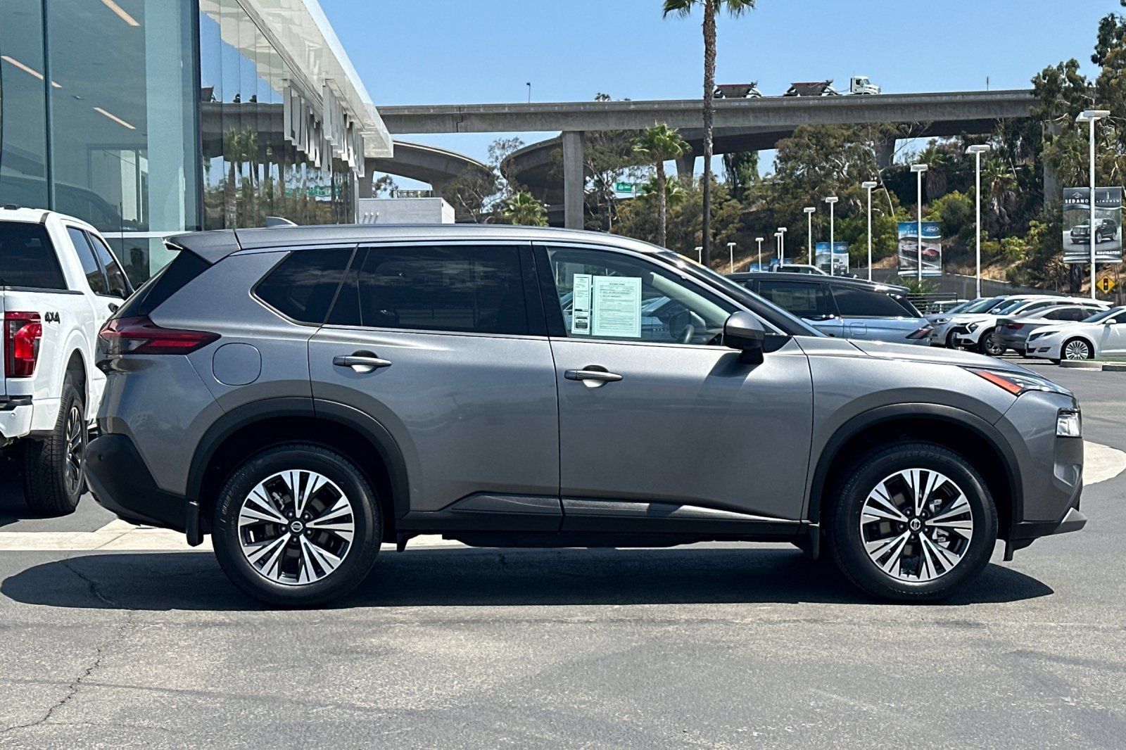 Used 2021 Nissan Rogue SV AWD/4WD image 2