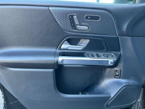 Used 2025 Mercedes-Benz GLB 250 4MATIC image 18