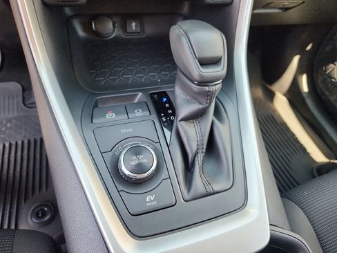 Used 2022 Toyota RAV4 LE AWD/4WD image 22